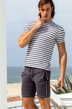 Midlength Athletic Short w. white stripe.